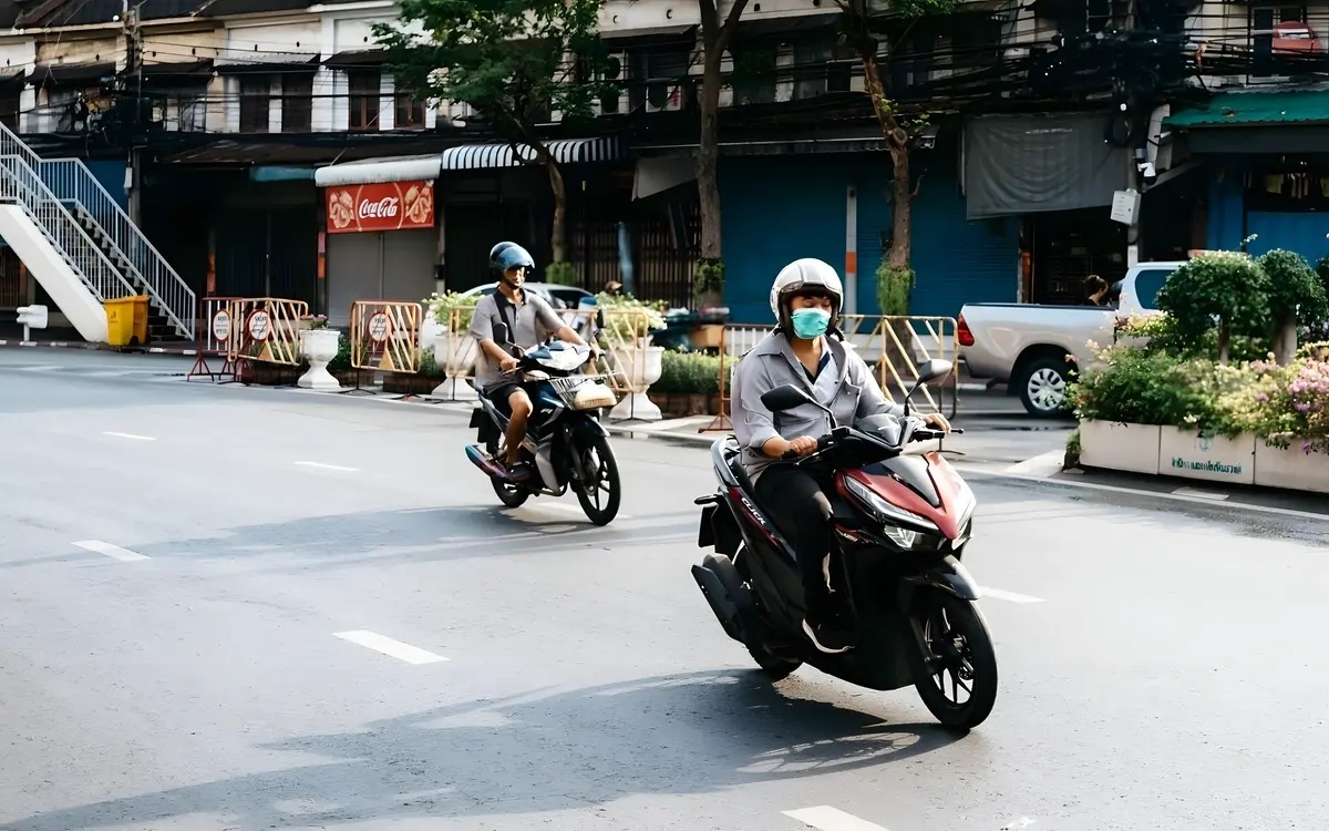 Eine ungewoehnliche begegnung in khao yai deutscher mit fahrrad auf der autobahn