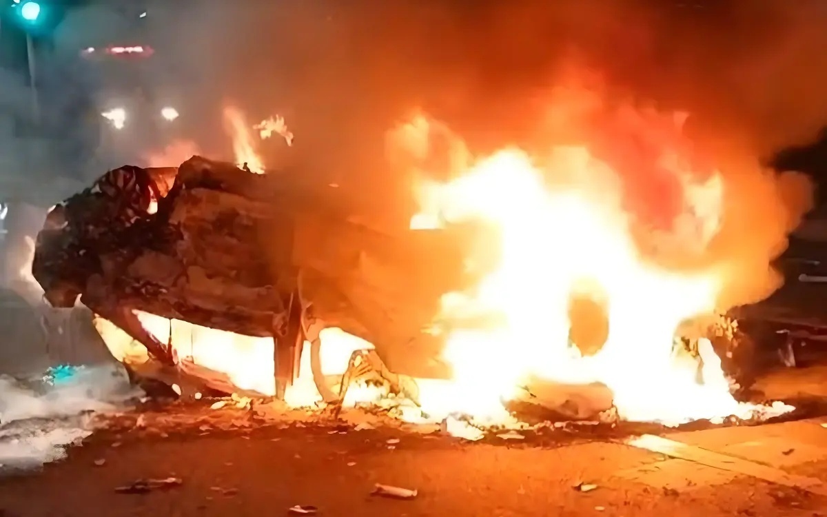 Fahrzeug geht nach fahrbahnteileraufprall in flammen auf auslaendischer fahrer verliert dabei sein