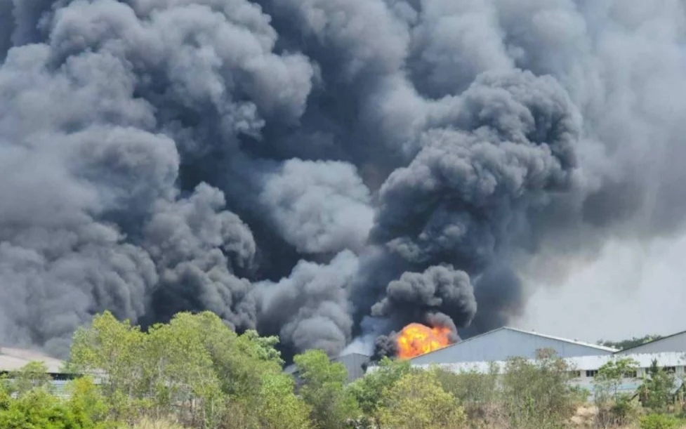 Feuer in einem chemielager verursacht evakuierung im bezirk ban khai