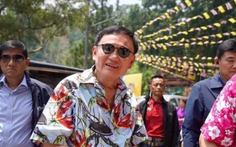 Thaksin zeigt beim songkran festival in chiang mai keine anzeichen von krankheiten