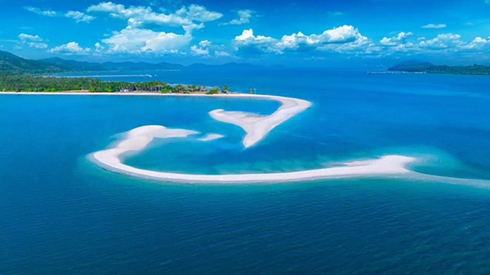 Der cape beach in phang nga der als malediven thailands bezeichnet wird zieht an den wochenenden