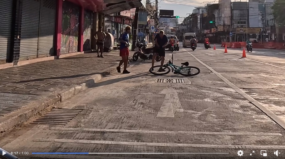 Knapp dem tod entgangen bus rammt auslaender auf seinem fahrrad thais eilen zur hilfe video