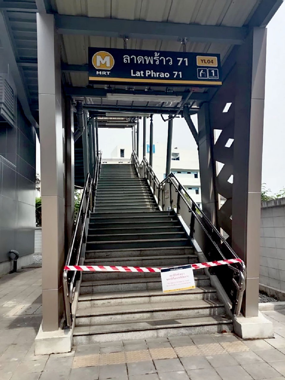 Stromschiene der gelben linie in bangkok eingestuerzt fahrgaeste evakuiert fotos
