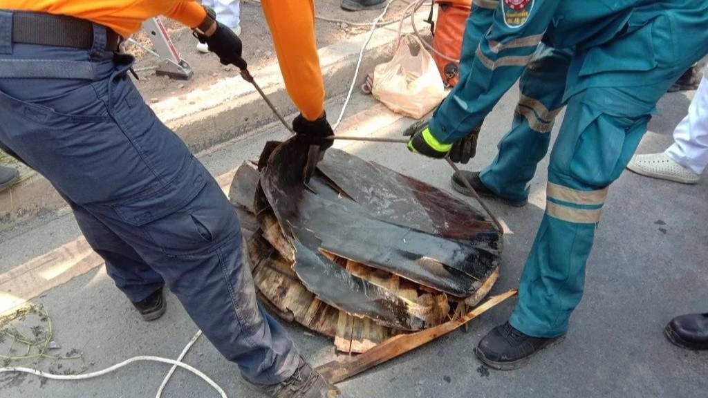 Verrotteter holz schachtdeckel fussgaenger stuerzt in 10 meter tiefes loch in bangkok tot fotos
