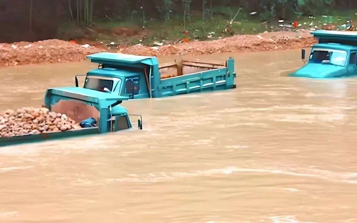 Auslaufende daemme ertrinkendes ubon premierminister spricht von doppeltem ueberschwemmungsproblem