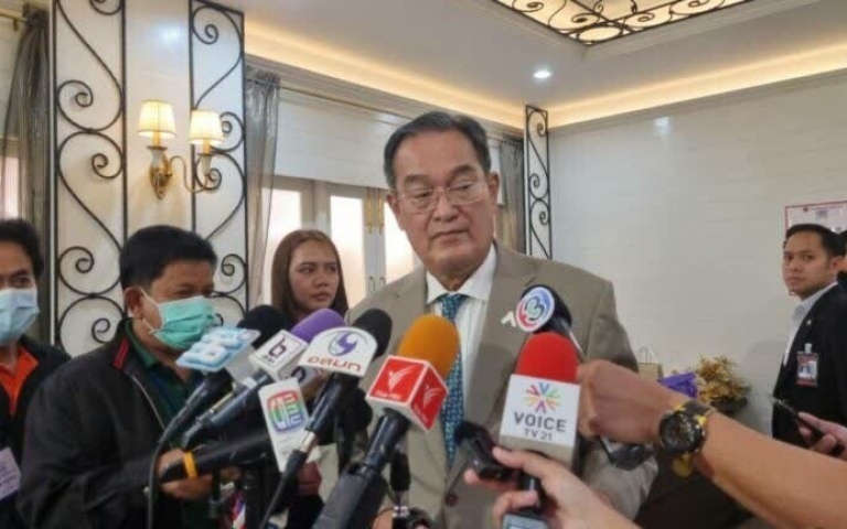 Ausschuss fuer oeffentliches referendum bittet junge leute um ihre meinung zur thailaendischen