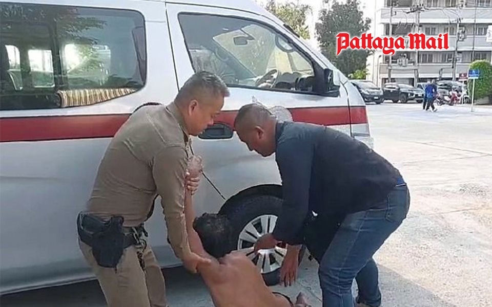 Betrunkener mann haelt unkonventionelles nickerchen im polizeiwagen