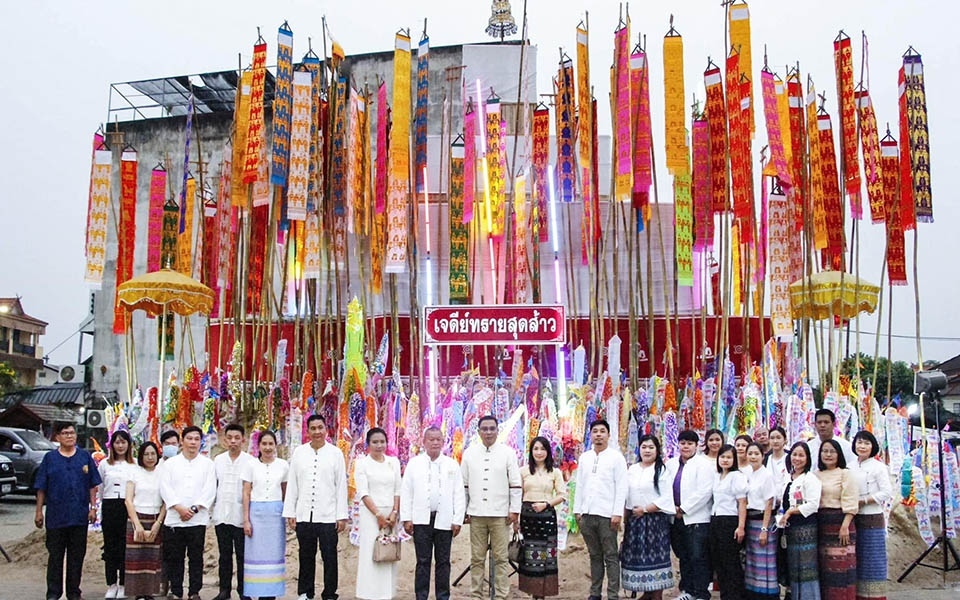 Chiang mai beginnt die songkran feierlichkeiten mit der hoechsten sandpagode die das kulturelle