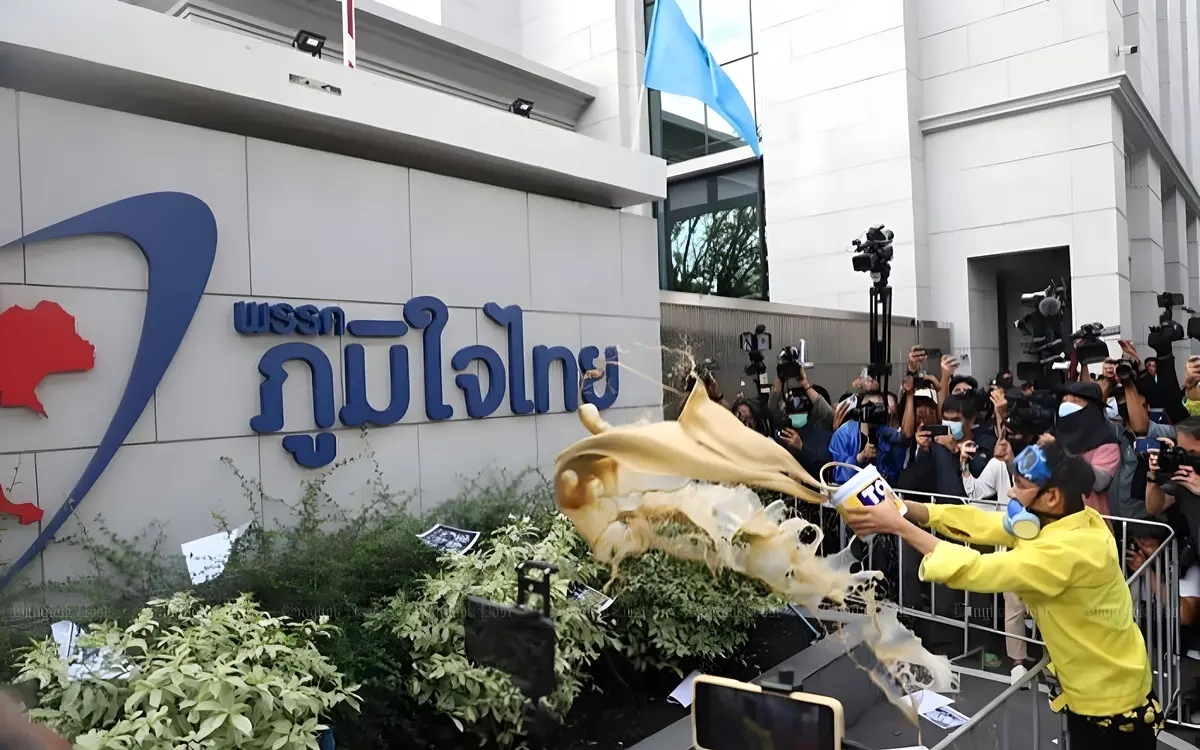 Demonstranten kritisieren pheu thai und bhumjaithai wegen allianz mit militaerparteien