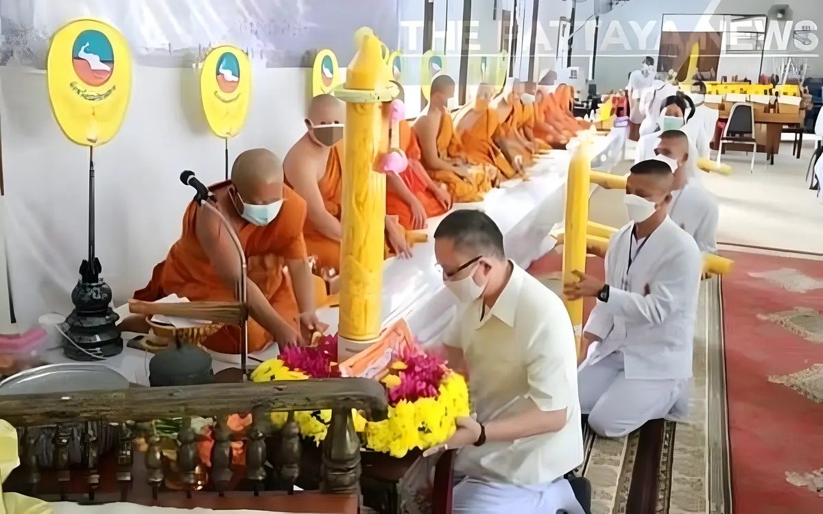 Die buddhistische fastenzeit und der dharma tag in thailand