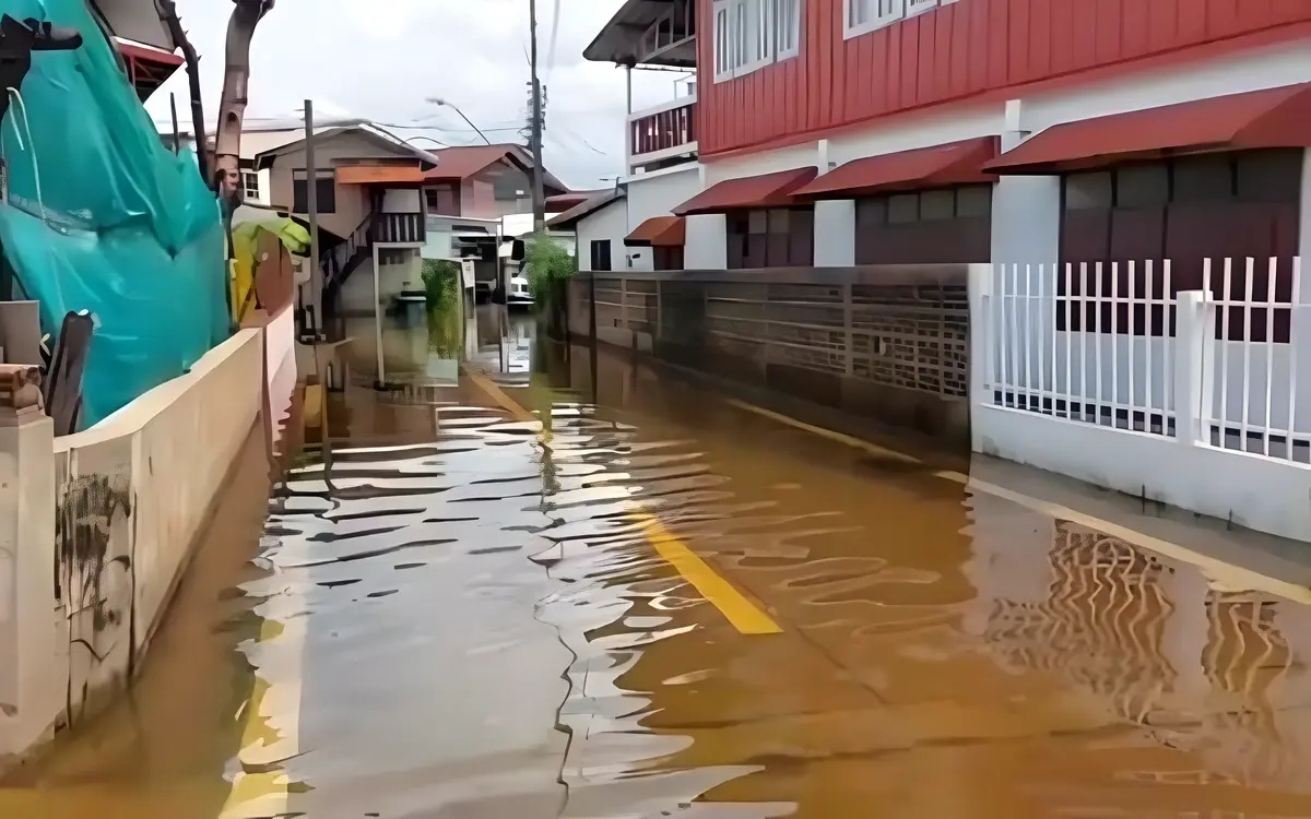 Doerfer in sukhothai ueberflutet weil der damm des yom flusses einbricht