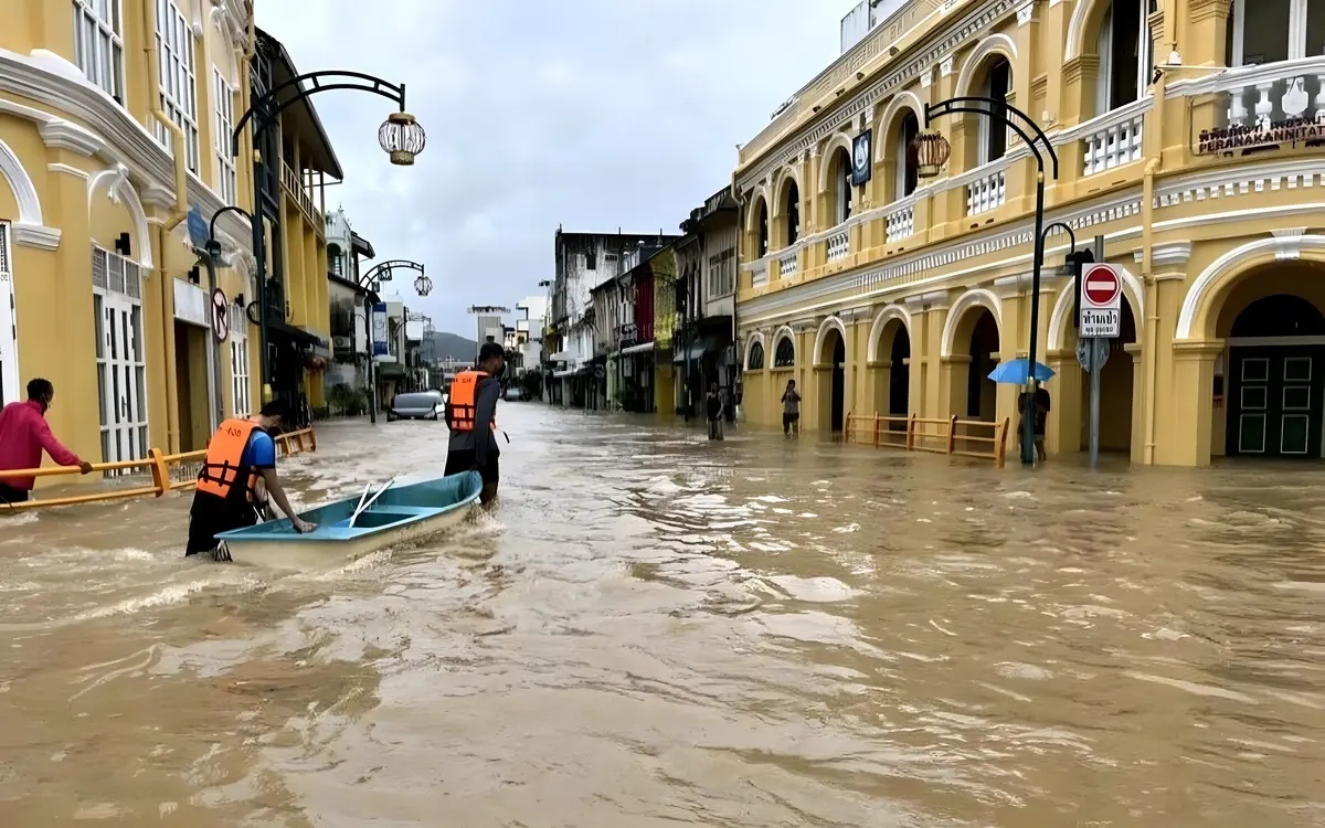 Dringender wetteralarm fuer den sueden thailands und speziell fuer phuket heftiger monsunregen