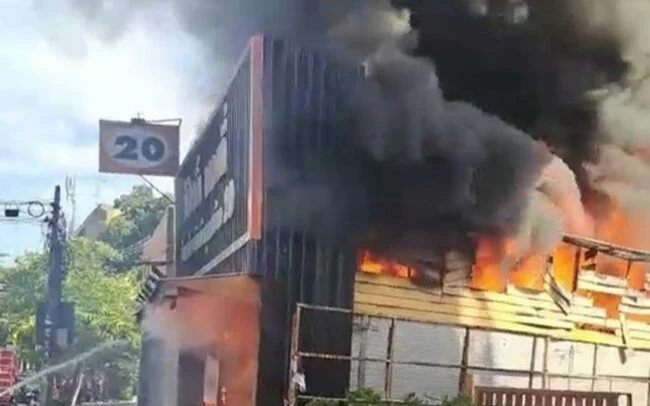 Ein kunde der ein feuerzeug testet loest ein verheerendes feuer in einem thailaendischen supermarkt