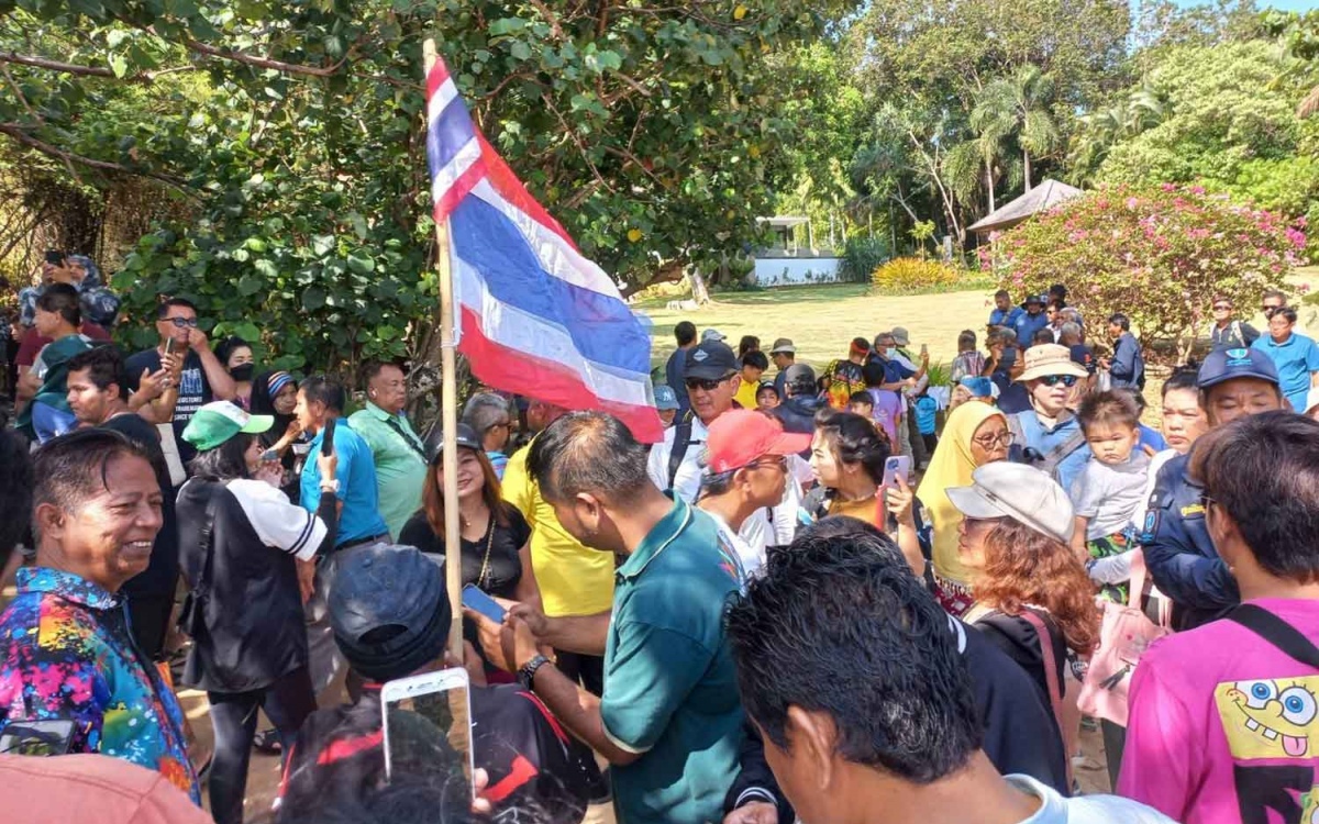 Einwohner von phuket fordern ausweisung des schweizer tyranns waehrend sich politiker dazu aeussern
