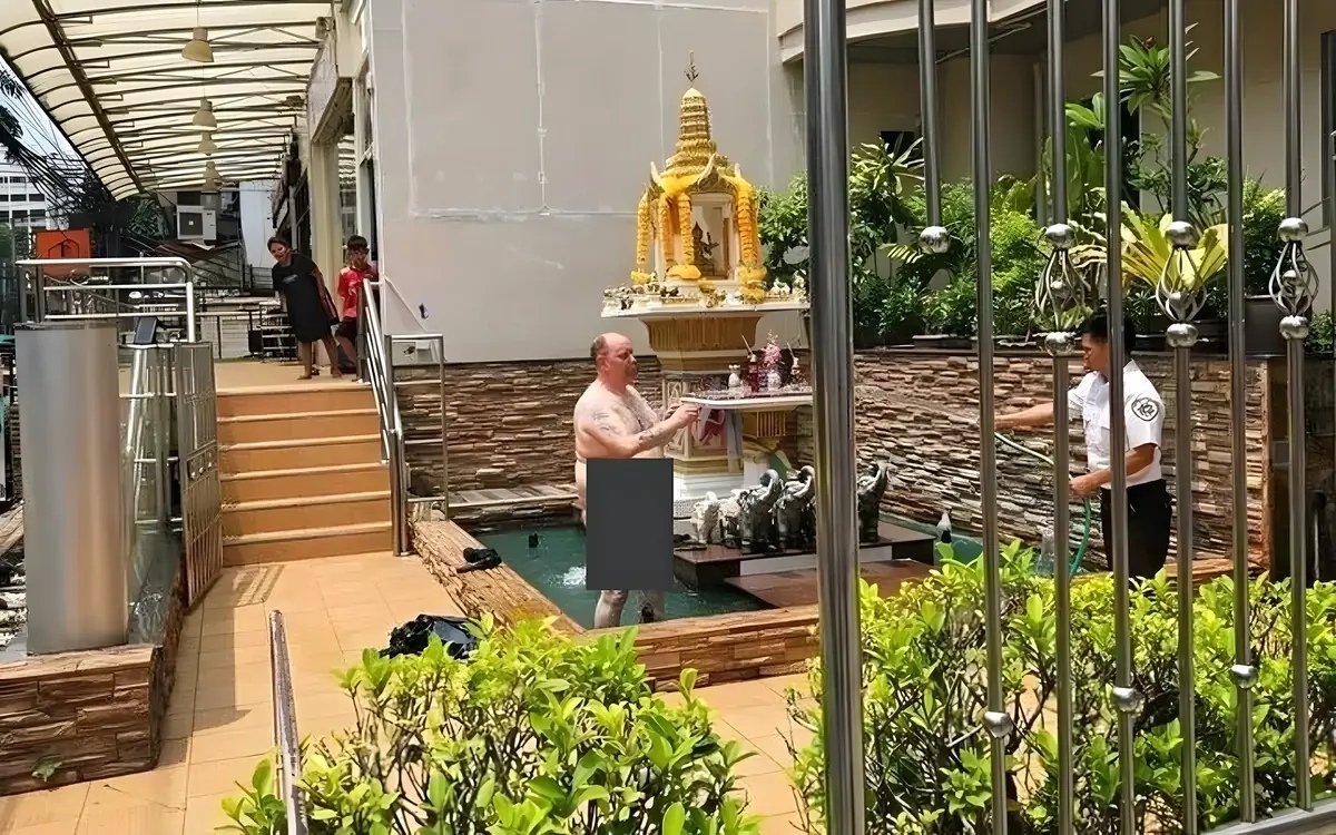 Empoerung gross auslaender zieht sich nackt aus und badet im heiligen buddhaschrein