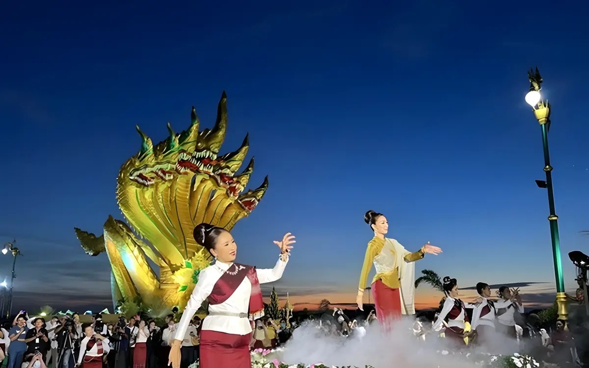 Feierlichkeiten zum ende der buddhistischen fastenzeit im oktober in ganz thailand
