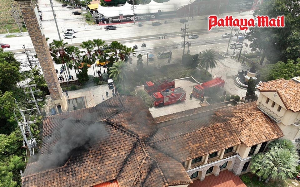 Feuer verschlingt luxurioeses clubhaus in nusa chivani pattaya village