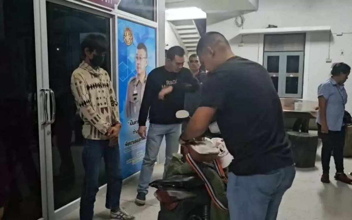 Geldboersenfund vor krankenhaus mann steckt 105 000 baht fuer drogen und gluecksspiel ein