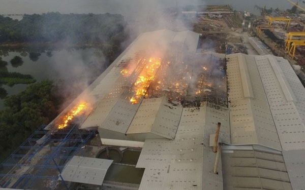 Grosses feuer verwuestet papierfabrik in pathum thani