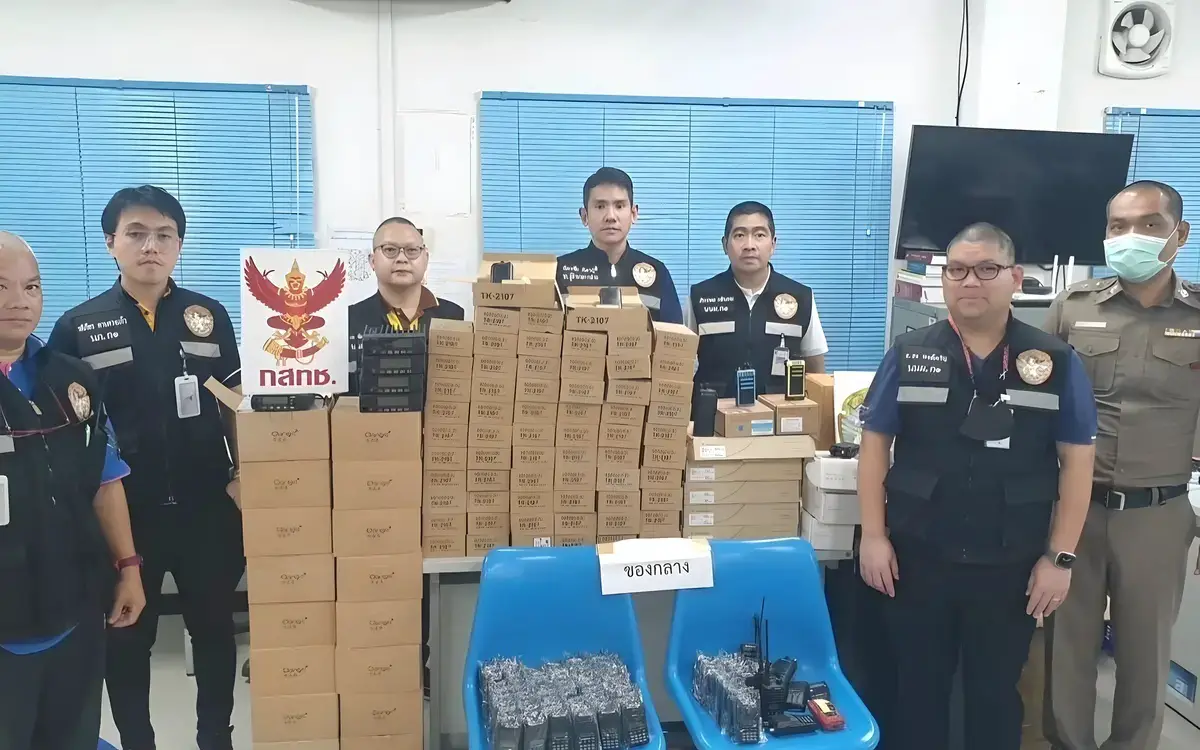 Haendler von illegalen funkkommunikationsgeraeten und gps trackern in pattaya verhaftet