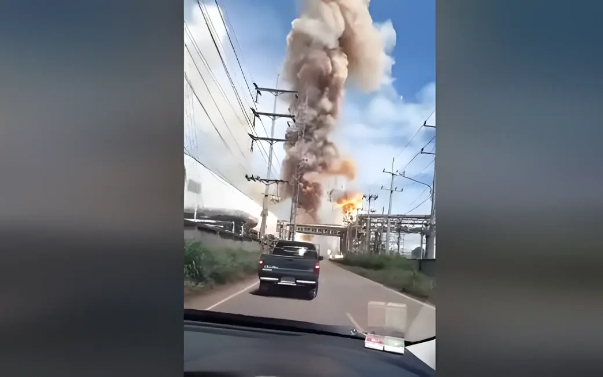Heftige fabrikexplosion in prachinburi schockwelle und riesige rauchwolke video