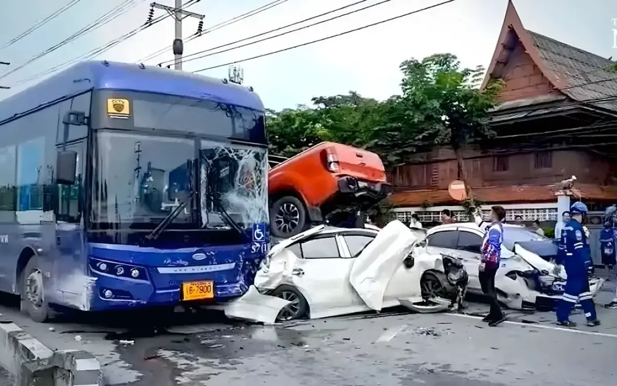 Horror unfall in bangkok personenbus kollidiert mit drei autos 18 menschen verletzt fotos