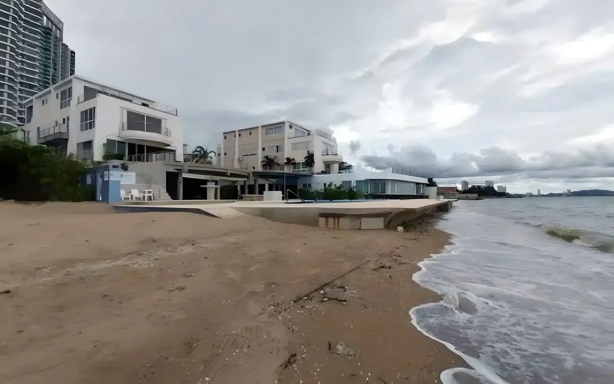 Hotel in chon buri errichtet pool auf oeffentlichem strand beschwerde eingereicht