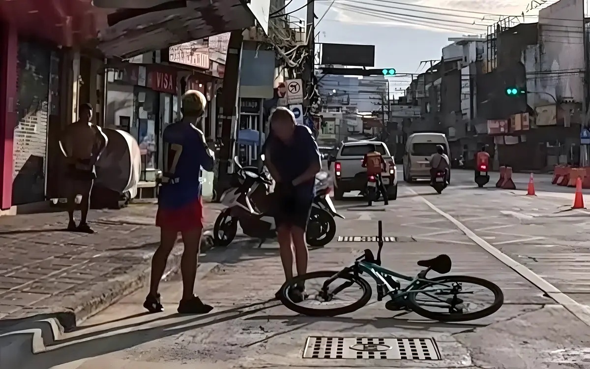 Knapp dem tod entgangen bus rammt auslaender auf seinem fahrrad thais eilen zur hilfe video