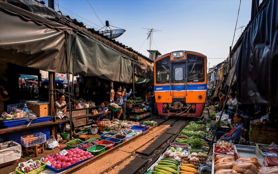 Mae klong railway market erhaelt ein neues layout wobei sein charisma erhalten bleibt
