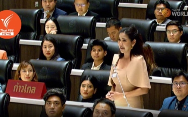 Move forward abgeordnete weint waehrend der debatte im parlament