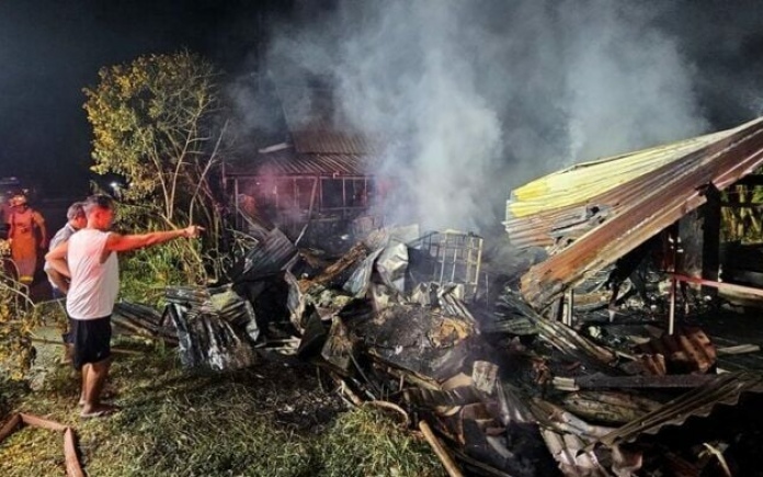 Naechtliches inferno zerstoert familienhaus in ratchaburi