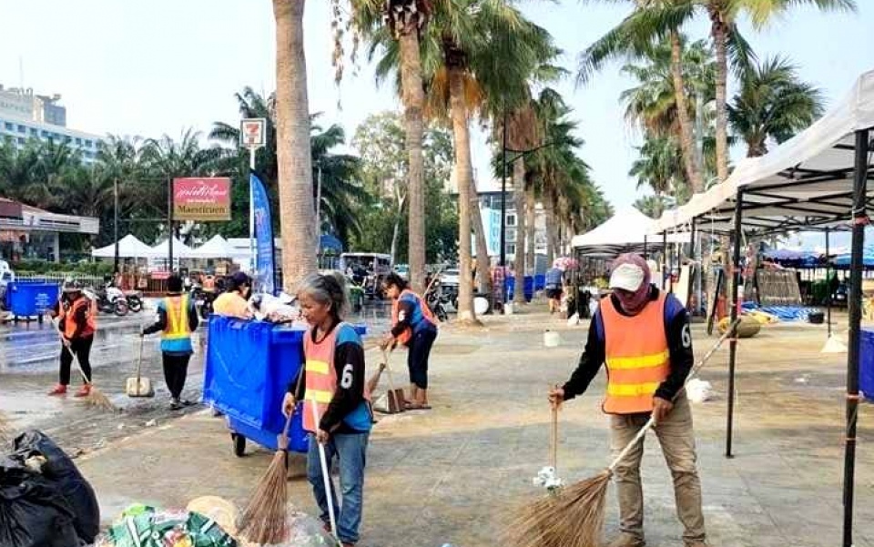 Pattaya beach songkran bash hinterlaesst 20 tonnen muell