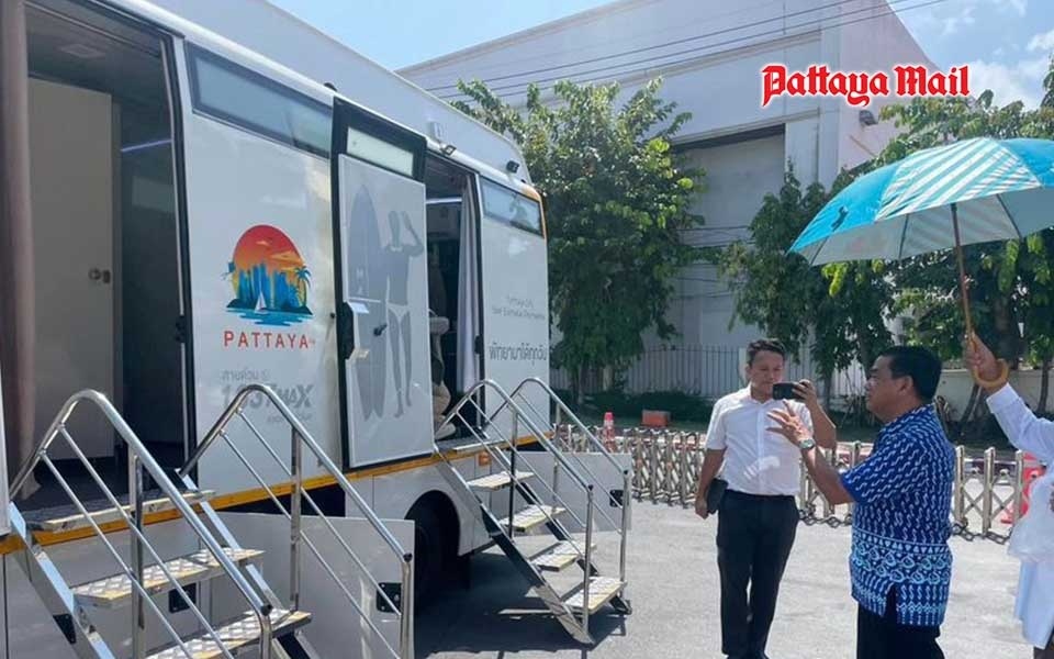Pattaya verbessert die oeffentlichen einrichtungen mit neuen hochmodernen toilettenbussen