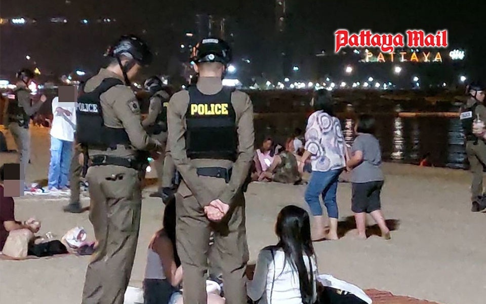 Polizei fuehrt kontrollen zur gewaehrleistung der sicherheit am strand von pattaya durch
