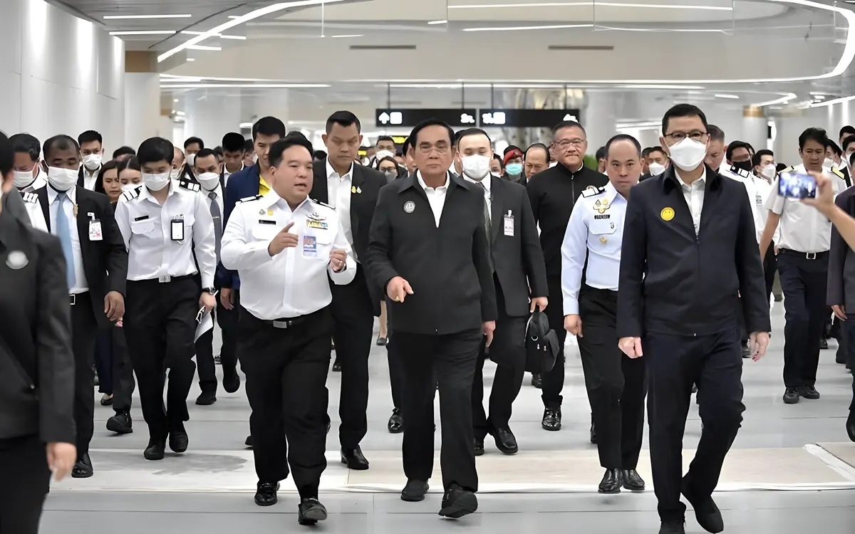 Premierminister besichtigt neues terminal am flughafen suvarnabhumi vor der inbetriebnahme im