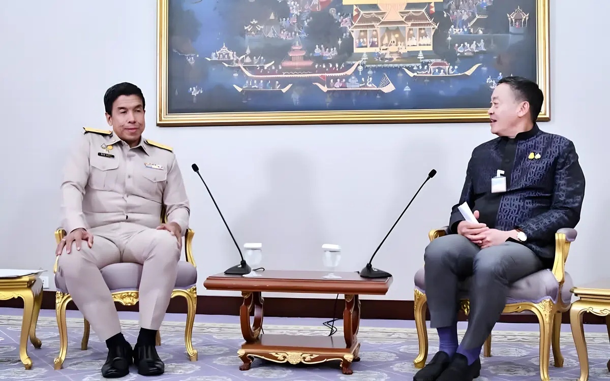 Premierminister und gouverneur von bangkok eroertern stadtentwicklung