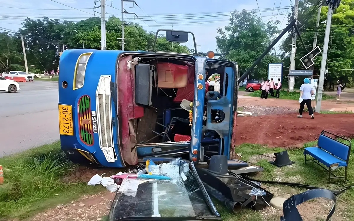 Schulbusunfall in nakhon ratchasima mit 16 verletzten schuelern im chaos der hauptverkehrszeit