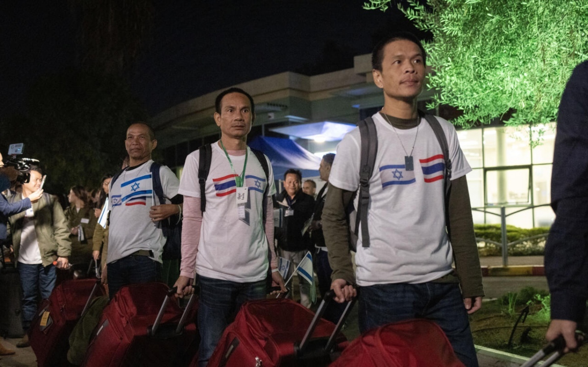 Sechs weitere thailaendische arbeiter sollen zurueckkehren waehrend neun noch als geiseln