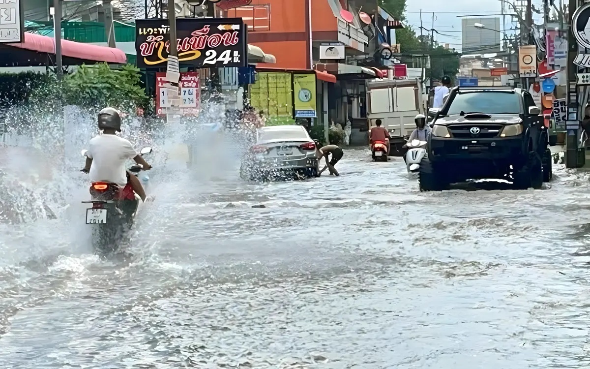 Sintflutartige regenfaelle loesten am donnerstag in pattaya ein ueberschwemmungschaos aus