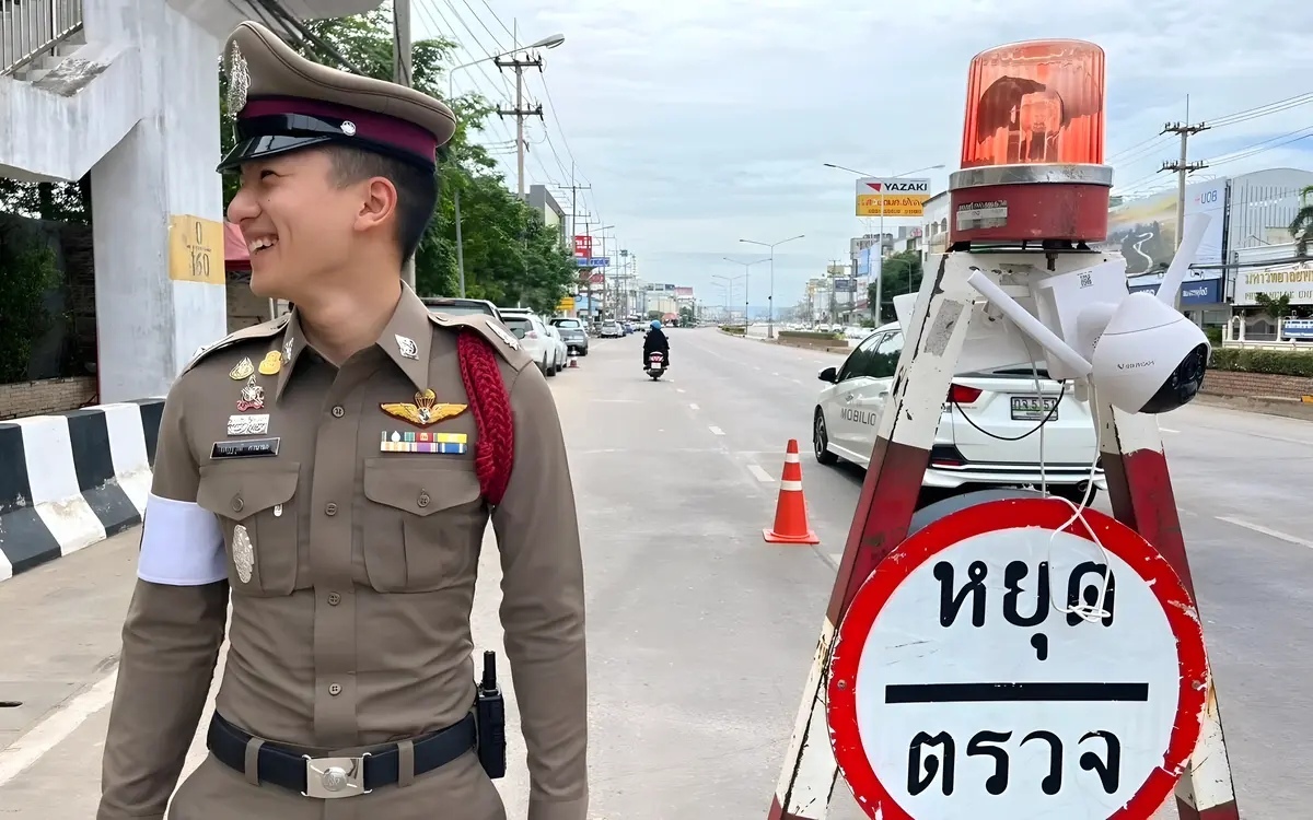 Social media hit gutaussehender verkehrspolizist erobert thailand