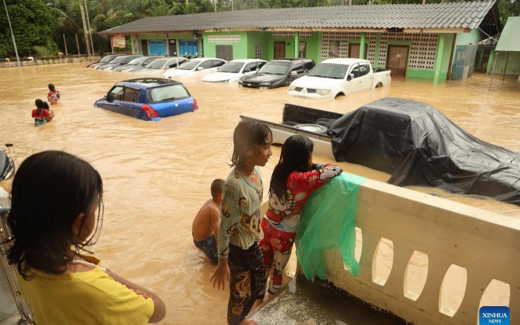 Tausende von familien sind von den ueberschwemmungen betroffen