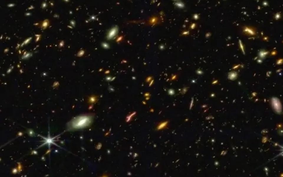 Thailaendische astronomen enthuellen uralte galaxien