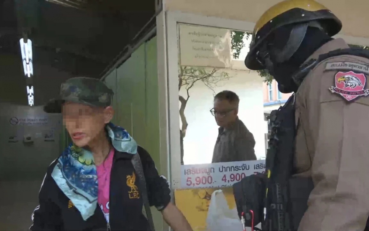 Thailaendische frau die behauptet steven gerrard sei ihr vater verhaftet