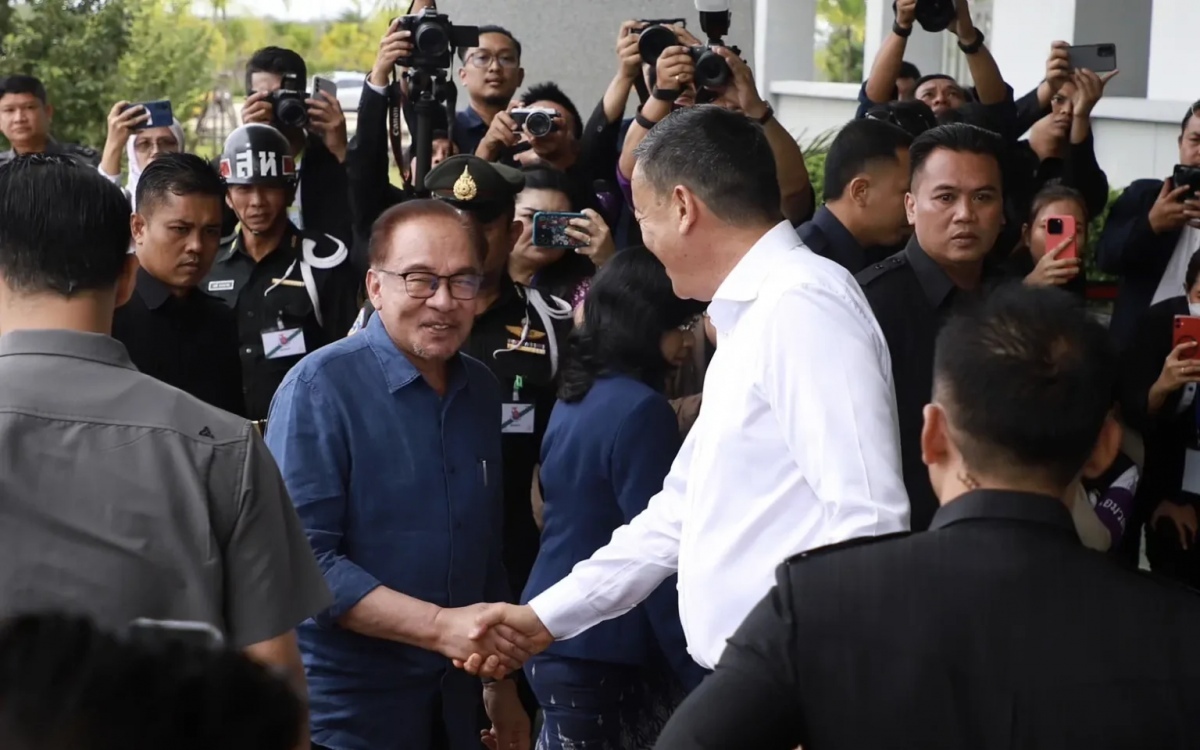 Thailaendischer premierminister trifft seinen malaysischen amtskollegen