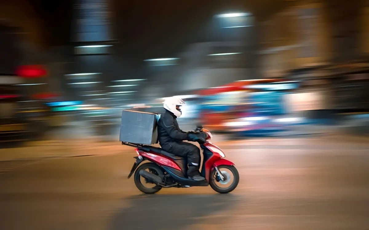 Thailand geht mit defensivem fahrtraining gegen unfaelle mit lieferwagenfahrern vor