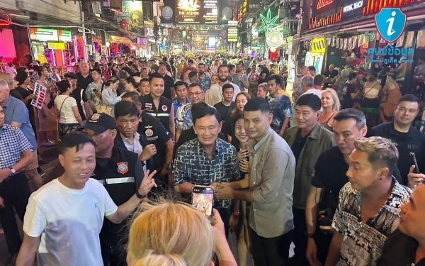 Thaksin geniesst das geschaeftige treiben auf der strasse in phuket am montagabend