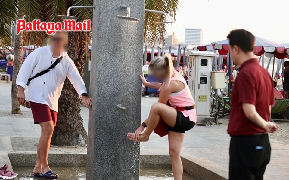 Touristen freuen sich ueber neue duschen am strand von pattaya