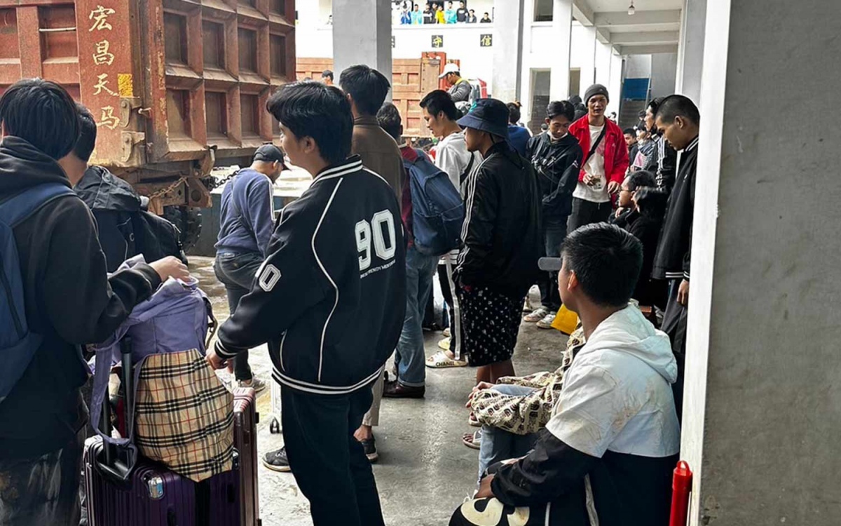 Ueber 200 thailaender die aus dem norden myanmars evakuiert wurden kommen sonntagabend an