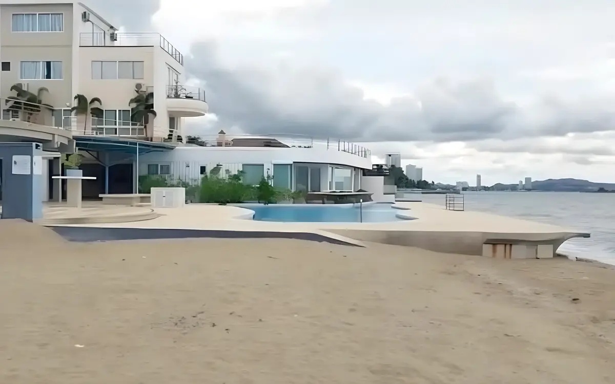 Umstrittene konstruktion ein mysterioeser pool am strand von na jomtien