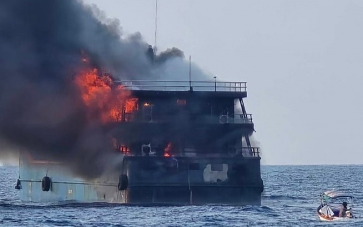 Untersuchung des brandes auf einem ausflugsboot vor koh tao angeordnet